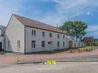 <span><strong>KARAKTERVOLLE RUIME WONING INCLUSIEF PRAKTIJKRUIMTE OP EEN PERCEEL VAN 5A74CA TE DILSEN-STOKKEM (ELEN) <br /><br />TROEVEN<br /></strong>- Ideale commerciële ligging langs de Rijksweg! (N78). <br />- Goede verbinding naar omliggende gemeenten zoals Maaseik, Maasmechelen,... <br />- Dichtbij de grens met Nederland. <br />- Pand met diverse mogelijkheden: praktijkruimte, kangoeroewoning,... <br />- Combinatie wonen & werken mogelijk! <br />- EPC-label D: GEEN renovatieverplichting!<br />- Ruime woning met een bewoonbare oppervlakte van 285 m². <br />- Asbestveilige woning! <br />- 4 slaapkamers (eventueel 5 of 6)! <br />- Inpandige garage.<br />- Parkeergelegenheid in directe omgeving<br />- Terras met zicht op de volledig omheinde tuin! <br /><strong><br />KELDERVERDIEPING -1 <br /></strong>- Kelderruimte (6,40m x 3,00m = 19,20m²): gewelfde kelder, betonvloer. <strong><br /><br />GELIJKVLOERS 00<br /></strong>- Inkomhal (2,00m x 1,50m = 3,00m²): tegelvloer. <br />- Hal (1,00m x 2,20m = 2,20m²): tegelvloer. <br />- Traphal ((5,30m x 1,50m) + (3,75m x 3,00m) = 19,20m²): trap naar kelder en eerste verdieping, tegelvloer. <br />- Woonkamer 1 (5,00m x 7,80m = 39,00m²): ook mogelijk als polyvalente ruimte, houten lambrisering, houten schouwmantel, parketvloer. <br /></span>- Woonkamer 2 <span>(5,50m x 8,50m = 46,75m²): ook mogelijk als polyvalente ruimte, open haard, schuifpui naar de tuin, veel lichtinval dankzij grote raampartijen, tegelvloer. </span><br /><span>- Keuken (4,00m x 4,00m = 16,00m²): geïnstalleerde keuken met onderkasten, bovenkasten, koelkast, oven, microgolfoven, gasfornuis, spoelbak, betegelde achterwand, deur naar de tuin, tegelvloer. </span><br /><span>- Toilet (1,10m x 0,90m = 0,99m²): zittoilet, tegelvloer.<br />- Bureel (6,00m x 5,00m = 30,00m²): voorheen dokterspraktijk, inbouwkasten, bureau,...tegelvloer. </span><br /><span>- Berging 1 (4,75m x 4,20m = 19,95m²): tegelvloer.</span><span><br /></span>- Berging 2 <span> (3,00m x 2,40m = 7,20m²): voorheen wachtzaal, tegelvloer. </span><br /><br /><span><strong>VERDIEPING</strong> <strong>+01 </strong></span><br /><span>- Overloop <strong> </strong>((4,80m x 2,00m) + (2,00m x 1,00m) = 14,84m²)): trap naar het gelijkvloers, laminaat. <br />- Badkamer (2,40m x 5,35m = 12,84m²): badmeubel met dubbele lavabo, kolomkasten, spiegel; ligbad, douche met betegelde achterwand, novilon.<br />- Berging 3 (4,10m x 2,65m = 10,87m²): vlizotrap naar de zolder, houten vloer. <br />- Toilet (1,00m x 1,10m = 1,10m²): zittoilet, novilon. <br />- Slaapkamer 1 (4,75m x 3,00m = 14,25m²): laminaat. <br />- Slaapkamer 2 (4,30m x 4,50m = 19,35m²): laminaat. <br />- Slaapkamer 3 (3,00m x 4,30m = 12,90m²): muurkasten, laminaat. <br />- Slaapkamer 4 (3,00m x 4,90m = 14,70m²): muurkasten, laminaat. <br /><br /><strong>ZOLDERVERDIEPING</strong> <strong>+02 | </strong>((4,60m x 3,40m) + (11,90m x 1,00m) = 27,54m²) VERNIEUWD DAK + Cv-installatie (gas). <strong><br /></strong></span><br /><span><strong>EXTERIEUR</strong></span><br /><span>-Terras (4,30m x 5,00m = 21,50m²): terrastegels. <strong><br /></strong>- Beklinkerd pad naar de garage. <br />- Volledig omheinde & aangelegde tuin. <br />- Inpandige garage met automatische poort. (3,40m x 6,80m = 23,12m²): tegelvloer. <br /><span><br /></span><br />Bekijkt u deze advertentie via een aanverwante vastgoedsite, surf dan zeker naar onze website <strong>www.N78vastgoed.be</strong> voor een uitgebreide beschrijving en foto's. <strong>Meer info: +32 (0)89 86 18 88 of info@N78vastgoed.be.</strong></span>
