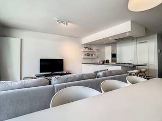 Dit ruime appartement van 96 m² is gelegen op een absolute toplocatie. Op slechts 2 minuten van het Zuid en dus ook op wandelafstand van het historisch centrum van Gent. Bovendien zijn de belangrijkste troeven van dit appartement de zeer ruime en uitgebreide keuken, ideaal voor een hobbykok! Anderzijds beschikt dit appartement over een ruim, aangenaam en overdekt terras!Indeling van het appartement: Inkomhal - leefruimte - zonnig terras - open keuken - berging - apart gastentoilet - slaapkamer 1 - badkamer - slaapkamer 2 - kelderberging - fietsenberging.De gemeenschappelijke kosten onder de vorm van een provisie bedragen 75 euro/ maand en dienen voor het onderhoud van de gemene delen.Beschikbaar vanaf 01/09/2026.