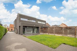 Mooie , ruime moderne woning met vier slaapkamers op perceel van 382 m².Via de inkomhal kom je in de lichte , gezellige woonkamer met haard en...