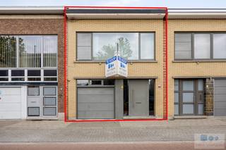 Op een uitstekende locatie nabij centrum Lier, bevindt zich deze ruime bel-etage woning met prachtige tuin en inpandige garage.<br /><br />Deze charmante woning is gelegen op wandelafstand van station Lier alsook het centrum wat maakt dat winkels, scholen en openbaar vervoer makkelijk &amp; snel bereikbaar zijn. Door de centrale ligging is er een vlotte connectie met de ring van Lier dewelke directe verbindingen geeft met omliggende gemeenten.<br /><br />We betreden de woning langs de inkomhal. Vervolgens geeft de nachthal toegang tot de inpandige garage met technische installaties en voorziening wasmachine en droogkast. Verder geniet het gelijkvloers recent vernieuwde badkamer, ruime slaapkamer, kinderkamer en voldoende opbergmogelijkheden.<br /><br />Terug in de inkomhal zorgt de vaste trap voor een connectie met het 1 ste verdiep. Hier treffen we de gezellige, zéér lichtrijke leefruimte, ruime slaapkamer, apart toilet en geïnstalleerde keuken met alle hedendaags comfort. Vanuit de keuken, biedt de trap een connectie met de zonnige tuin. Deze geniet een prachtige pergola en recente zwemvijver. Hier is het heerlijk vertoeven in alle rust en privacy!<br /><br />De woning onderging reeds enkele energetische ingrepen zoals, plaatsing van 20 zonnepanelen met thuisbatterij en nieuwe gasketel (2023). EPC label B - elektriciteit conform!<br /><br />Opzoek naar een instapklare gezinswoning op een kindvriendelijke toplocatie te Lier? Contacteer ons gerust voor een bezoek ter plaatse!
