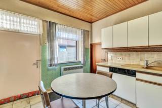 <p>Op een uitstekende ligging langs de Gaversesteenweg, vlakbij het centrum van Deinze en met een vlotte verbinding naar Gent en Kortrijk, bevindt zich deze te renoveren halfopen bebouwing op een ruim perceel van circa 725m².</p><p></p><p>Deze woning biedt tal van mogelijkheden voor wie op zoek is naar een renovatieproject met toekomst. </p><p>Dankzij de praktische indeling en de aanwezige ruimte is dit pand bijzonder geschikt voor zowel particulieren als zelfstandigen of investeerders die hun eigen visie willen realiseren.</p><p></p><p>Op het gelijkvloers vindt u een woonkamer, twee slaapkamers waarvan één ruime, een badkamer, een keuken en een bijkeuken. Daarnaast beschikt de woning over een kelder en zijn er uitgebreide opbergmogelijkheden aanwezig, wat extra troeven biedt voor hobbyisten of wie nood heeft aan extra ruimte. </p><p></p><p>De volledige woning beschikt bovendien over een ruime zolder, die bijkomende mogelijkheden creëert. </p><p>De aanpalende berging biedt dan weer potentieel om omgevormd te worden tot extra woonoppervlakte.</p><p>De brede oprit zorgt voor een vlotte toegang tot het perceel en biedt voldoende parkeergelegenheid op eigen terrein.</p><p></p><p>Dit eigendom vormt een unieke kans om een woning volledig naar eigen smaak en noden te renoveren, en dit op een strategische locatie met een uitstekende bereikbaarheid.</p>