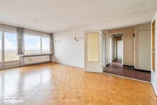 Dit appartement is gelegen op een bijzonder strategische locatie, met een vlotte verbinding naar verschillende invalswegen en een goede bereikbaarheid naar het centrum van Sint-Niklaas. Het beschikt over twee volwaardige slaapkamers en geniet dankzij de hoge ligging van een mooi, open uitzicht. Het appartement vraagt enige opfrissing, maar biedt daardoor ook heel wat potentieel om het volledig naar eigen smaak in te richten. Met een EPC-label B beschikt u bovendien over een echte meerwaarde. Een ideale opportuniteit voor wie op zoek is naar een goed gelegen appartement met mogelijkheden!