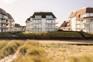 Vente exclusive: Appartement de vacances idéal avec vue sur la mer, situé sur la digue piétonne dans une résidence très prisée, Golden Sands. <br /><br />Composition: hall d'entrée avec vestiaire et toilettes, séjour confortable (avec lit pliant) avec vue sur la mer et le côté sud, et une agréable terrasse. Cuisine ouverte équipée avec coin repas. Chambre avec placards intégrés et salle de douche séparée.<br /><br />Local à vélos commun.