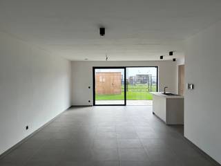 Deze nieuwbouwwoning, gelegen in Project Edelmoed, biedt alle comfort.<br /><br />De woning beschikt over een inkomhal met gastentoilet en een ruime leefruimte met een open, volledig geïnstalleerde keuken, voorzien van voldoende werk- en kastruimte. De leefruimte staat rechtstreeks in verbinding met het terras en de tuin met tuinberging, die toegankelijk zijn via een schuifraam. Verder is er een praktische, technische berging aanwezig.<br /><br />Op de verdieping bevinden zich drie slaapkamers, één badkamer en een apart toilet. <br />De zolderverdieping, toegankelijk via een vaste trap, biedt tal van opbergmogelijkheden.<br /><br />Eveneens inbegrepen: privé parkeerplaats en gemeenschappelijke fietsenberging. <br /><br />Daarnaast is deze BEN-woning uitgerust met onder meer zonnepanelen, vloerverwarming in combinatie met een warmtepomp en een ventilatiesysteem type D.<br /><br />Ook de ligging is een grote troef. De woning bevindt zich nabij de Semmerzake Meersen en op korte afstand van de N60, met een vlotte verbinding richting Oudenaarde en Gent, evenals een goede bereikbaarheid via de E17.