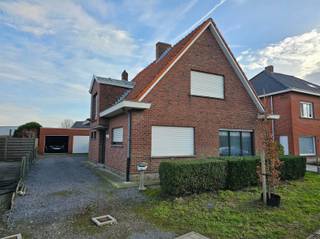 Rustig gelegen open bebouwing op een perceel van 920 m². Indeling: inkom, apart toilet, zonnige living, bureau, ingerichte keuken met aansluitend...