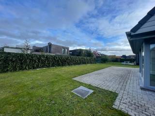 Deze verzorgde en instapklare villa is gelegen in een rustige wijk en biedt alle comfort voor wie op zoek is naar ruimte, licht en een vlotte bereikbaarheid.<br /><br />De woning omvat een inkomhal met gastentoilet, een ruime en lichtrijke leefruimte, een volledig ingerichte keuken met ontbijthoek (voorzien van o.a. vaatwasser en koelkast), 3 volwaardige slaapkamers en een ruime badkamer uitgerust met ligbad, douche, lavabomeubel en toilet.<br /><br />Daarnaast beschikt de woning over een praktische berging, garage, gezellig terras en een mooi aangelegde en volledig omheinde tuin.<br /><br />Bijkomende info:
<ul>
	<li>Bergzolder aanwezig;</li>
	<li>Regenwaterput;</li>
	<li>EPC 132 kWh/m²/jaar;</li>
	<li>Zeer vlotte verbinding naar invalswegen;</li>
	<li>Beschikbaar vanaf 01/08/2026.</li>
</ul>
Een ideale gezinswoning op een rustige ligging. Absoluut een bezoek waard!