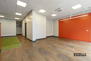 Gelegen langs de drukbezochte Torhoutsesteenweg bevindt zich deze moderne handelsruimte van 106 m² in een recent gebouw van 2017. Dankzij de uitstekende zichtbaarheid en vlotte bereikbaarheid vormt dit pand de ideale uitvalsbasis voor uiteenlopende commerciële activiteiten, kantoorfunctie of dienstverlening.<br /><br />De ruimte beschikt over een grote open handelsruimte met veel indelingsmogelijkheden. Achteraan bevindt zich een aparte zone die perfect kan dienen als vergaderruimte, bureau of stockageruimte. Verder is het pand uitgerust met een toilet en praktische berging.<br /><br />Een uitstekende opportuniteit voor ondernemers die op zoek zijn naar een instapklare commerciële ruimte in Oostende.