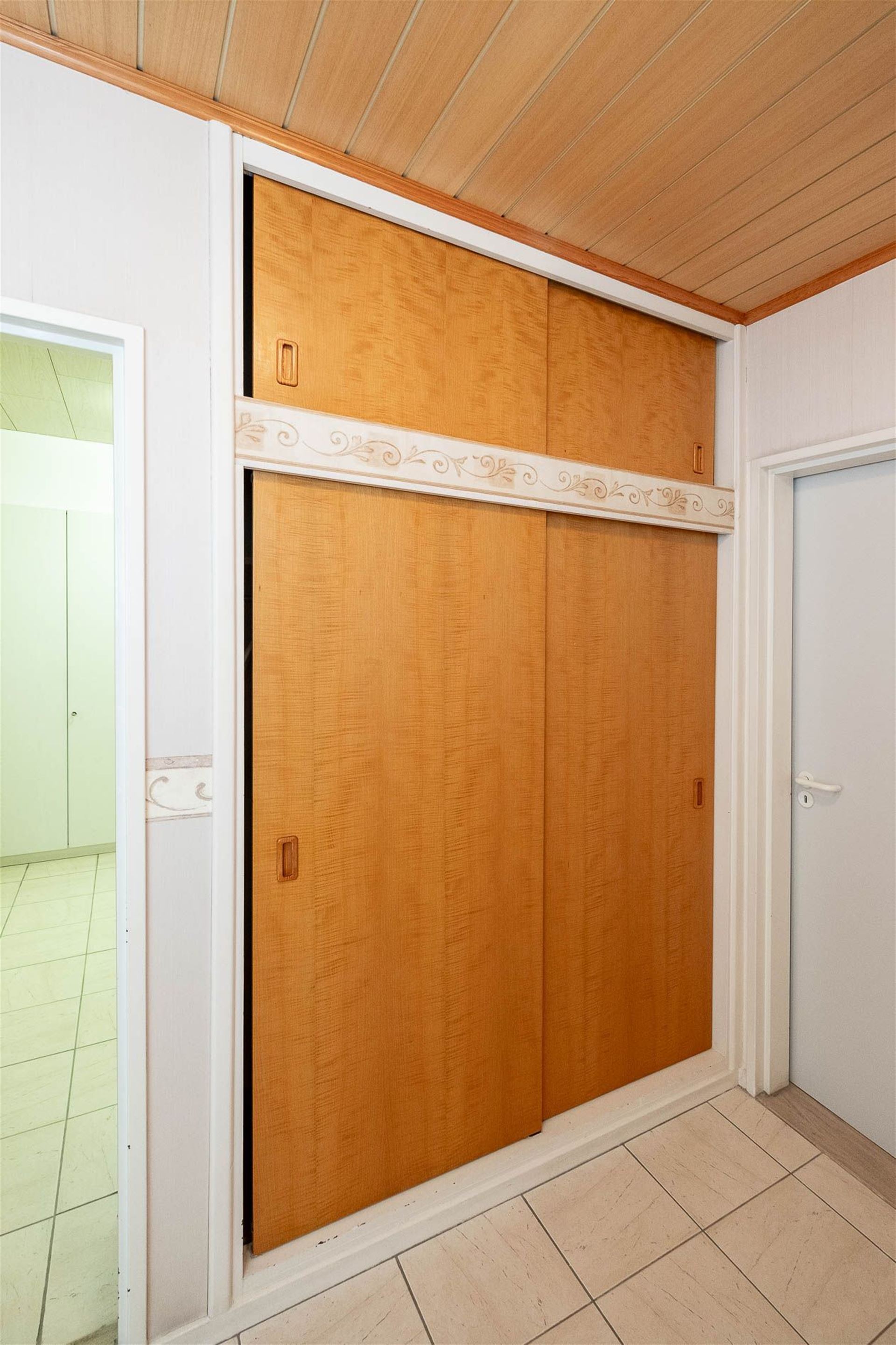 Verzorgd appartement met 2 slaapkamers, dressing, terras en kelder. Garagebox + € 25.000 - foto 4