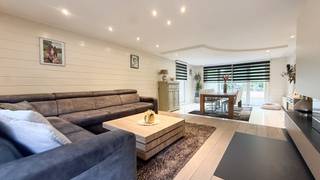 <p>Bij ImmoFusion 7/7 “open huis” : klik op onze 3D-TOUR.<br />Ervaar vastgoed alsof je er zelf doorloopt!</p>
<p>Op zoek naar een uitzonderlijke combinatie van wonen en ondernemen? Dan is deze eigendom absoluut het ontdekken waard! Je geniet hier van een perfect onderhouden loods, een echte parel, een volledig gelijkvloerse woning, een ruime tuin, een ingebouwd zwembad én achteraan nog een extra chalet. Het geheel wordt als één geheel verkocht.</p>
<p>De bedrijfsruimte beschikt over een inkomhal met bureel/onthaal, ideaal voor het ontvangen van klanten of het organiseren van de dagelijkse administratie. Alsook over een ruim magazijn en een apart toilet. Boven het bureel bevindt zich nog een professionele ruimte, ideaal als bureel voor de zaakvoerder. Daarnaast is er een extra ruimte voor werkmateriaal. De loods verkeert in goede staat en biedt dankzij haar ruime indeling tal van mogelijkheden voor verschillende bedrijfsactiviteiten.</p>
<p>Ook de woning is bijzonder aangenaam ingedeeld. Vanuit de inkomhal bereik je de twee volwaardige, ruime en lichtrijke slaapkamers. De moderne badkamer is eveneens lichtrijk en eigentijds ingericht.</p>
<p>De volledig geïnstalleerde en moderne keuken geniet van een mooie lichtinval en biedt zicht op de tuin. Ook de ruime woonkamer is bijzonder lichtrijk en beschikt over rechtstreeks zicht én toegang tot de grote tuin. Hierdoor ontstaat een mooie verbinding tussen de leefruimte en het buitenleven.</p>
<p>De loods beschikt over een EPB-label B. De woning heeft momenteel een EPC-label E, maar dit kan aanzienlijk verbeterd worden. Door de elektrische verwarming te vervangen door een warmtepomp, kan de woning in principe evolueren naar een EPC-label A.</p>
<p>Buiten vormt het ingebouwde zwembad een absolute blikvanger. De grote tuin biedt alle ruimte om te ontspannen en te genieten. Achteraan bevindt zich bovendien nog een chalet zonder afzonderlijk huisnummer, wat interessante mogelijkheden biedt, onder meer voor onderverhuur, afhankelijk van de geldende regelgeving.</p>
<p>De combinatie van een instapklare, gelijkvloerse woning met een professionele loods in perfecte staat maakt dit een bijzonder veelzijdige eigendom. Ideaal voor wie wonen en werken op één locatie wil combineren, maar ook interessant voor ondernemers en investeerders.</p>
<p>Pluspunten:<br />- Overname aandelen mogelijk<br />- Perfect onderhouden loods, echte parel<br />- Volledig gelijkvloerse woning<br />- 2 ruime en lichtrijke slaapkamers<br />- Moderne, lichtrijke badkamer<br />- Volledig geïnstalleerde moderne keuken<br />- Ruime, lichtrijke woonkamer met zicht op en toegang tot de tuin<br />- Grote tuin met ingebouwd zwembad<br />- Extra chalet achteraan zonder afzonderlijk huisnummer<br />- Professionele ruimte boven het bureel<br />- Extra ruimte voor werkmateriaal<br />- Wordt als één geheel verkocht<br />- Ideale combinatie van wonen en ondernemen<br /><br />Maatregelen opgenomen in het Maatregelenregister: nee</p>
<p>Voor een bezichtiging ter plaatse of meer info, bel ons op 078/78.78.70, of kom gewoon binnen op ons kantoor, steeds welkom!</p>