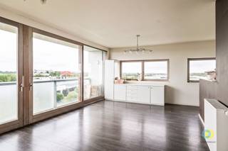 <p><span>Op een toplocatie nabij het groene Domein Drie Fonteinen bevindt zich dit lichtrijke appartement op de zesde verdieping van een modern gebouw uit 2013 met lift. Vanuit de leefruimte en het terras geniet u dagelijks van een prachtig panoramisch uitzicht over Brussel en het Domein Drie Fonteinen. Het appartement is praktisch ingedeeld met een duidelijke scheiding tussen het leef- en slaapgedeelte. De ruime leefruimte vloeit naadloos over in de open, volledig uitgeruste keuken en biedt voldoende plaats voor een gezellige zithoek en eetruimte. Dankzij de grote raampartijen aan verschillende zijden geniet u de hele dag van een aangename natuurlijke lichtinval. Het ruime terras vormt een verlengstuk van de leefruimte en laat u optimaal genieten van het uitzonderlijke uitzicht. Het slaapgedeelte omvat twee volwaardige slaapkamers en twee badkamers, waarvan een met ligbad en wastafel en een met douche en wastafel. Verder beschikt het appartement over een apart toilet en een praktische berging met aansluitingen voor wasmachine en droogkast. In de prijs is 1 staanplaats en een privatieve kelderberging inbegrepen. Er is zelfs mogelijkheid om een tweede staanplaats bij aan te kopen. Dankzij het gunstige EPC-label B combineert dit appartement comfort met energiezuinigheid. Het appartement is momenteel verhuurd en vormt daardoor ook een interessante investeringsopportuniteit.</span><span> </span></p>