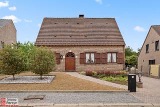 Ben je op zoek naar een instapklare, ruime woning in een rustige en aangename buurt?<br />Dan is deze prachtige open bebouwing aan de Mercuriuslaan 23 in Scherpenheuvel-Zichem precies wat je zoekt!<br /><br />Deze eigendom biedt een combinatie van wooncomfort, ruimte en een uitstekende ligging. Je geniet hier van een rustige, residentiële omgeving, terwijl het centrum en alle  faciliteiten toch vlot bereikbaar zijn.<br />Wat deze woning extra aantrekkelijk maakt, is de uitstekende staat van onderhoud (gerenoveerd in 2023) en de energiezuinigheid. Met een mooi EPC-label C (206 kWh/m²) voldoe je ruimschoots aan de huidige normen en ontsnap je aan de renovatieverplichting.<br />Bovendien is de woning uitgerust met een recente hoogrendementsketel op gas en maar liefst 20 zonnepanelen, wat resulteert in een aanzienlijk lagere energiefactuur.<br />De woning heeft 2 slaapkamers en een doorloopkamer die eventueel kan ingevuld worden als dressing, bureau of derde slaapkamer. De zolder biedt nog extra bergruimte.<br /><br />Tot slot zal het ruime en perfect onderhouden perceel je ongetwijfeld bekoren. De woning beschikt over een mooie aangelegde tuin met overdekt terras en een grote carport. De praktische regenwaterput van 5000 liter is aangesloten op de kranen van het terras, de kelder en de tuin. Dankzij de volledige onderkeldering, inclusief een inpandige garage en extra buitenstaanplaatsen op de ruime oprit voor 4 wagens, heb je hier aan parkeer- en opbergruimte absoluut geen gebrek.<br /><br /><br /><u><strong>INDELING</strong></u><br /><strong>Gelijkvloers:</strong> inkomhal, toilet, badkamer, hal, keuken, eetkamer, woonkamer, terras<br /><strong>1ste verdieping:</strong> nachthal, toilet, twee slaapkamers, dressing / doorloopkamer<br /><strong>Zolder:</strong> twee zolderruimtes<br /><strong>Tuin: </strong>voortuin, achtertuin, ruime oprit voor 4 wagens, tuinhuis<br /><strong>Kelder: </strong>inpandige garage en kelder (woning is volledig onderkelderd)<br /><br />Ervaar zelf de vele voordelen van deze woning tijdens een persoonlijke rondleiding.<br />Maak vandaag nog je afspraak.<br />Mail naar info@immopersyn.be of bel 013 444 008.<br /> 