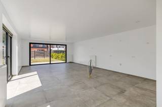 Deze prachtige halfopen nieuwbouwwoning is gelegen in een doodlopende straat, pal in het centrum van Berendrecht. Dankzij de centrale ligging zijn winkels, scholen en het openbaar vervoer vlot bereikbaar. De bijna-energie-neutrale (BEN) woning werd recent gebouwd en straalt modern wooncomfort uit. Dankzij het E-peil 22 zal de BEN-woning de eerste 5 jaar vrijgesteld zijn van onroerende voorheffing. U komt binnen via een ruime, open inkomhal op tegelvloer die uitkomt op een lichtrijke leefruimte met een nog te installeren open keuken. De eigenaar zal hier een moderne keuken met ontbijthoek plaatsen, voorzien van alle comfort. Grote raampartijen aan beide zijden van de leefruimte zorgen voor een overvloed aan natuurlijk licht en een aangenaam ruimtegevoel. Op het gelijkvloers bevindt zich verder een praktische slaapkamer, een berging/wasplaats en een apart gastentoilet. De bovenverdieping omvat een nachthal, twee slaapkamers, een moderne badkamer met douche, wastafel en hangtoilet, evenals een aparte technische ruimte. Buiten geniet u van een onderhoudsvriendelijke tuin op een perceel van 312 m². Met zijn noord oriëntatie is dit een perfect plekje om tot rust te komen. Vooraan is er een autostaanplaats op de oprit voorzien. De woning beschikt bovendien over 5 zonnepanelen. <br />Belangrijk: de aankoop van deze woning valt onder het btw-regime. Op de verkoopprijs is 21% btw van toepassing (geen registratiebelasting).