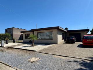 <p><span>Stijlvol wonen in een kindvriendelijke omgeving – Nachtegaallaan 71, Dilsen-Stokkem</span></p><p><span> </span></p><p><span>In een rustige, kindvriendelijke buurt, met zelfs een charmant speeltuintje in de straat, wacht deze gerenoveerde gezinswoning op haar nieuwe bewoners. Met een bewoonbare oppervlakte van maar liefst 250 m² en een perceel van 13 are combineert ze ruimte, comfort en luxe op een mooie manier.</span></p><p><span> </span></p><p><span>De voorbije jaren onderging de woning een grondige renovatie waarbij werkelijk elk belangrijk punt werd aangepakt. Het resultaat mag gezien worden. Denk hierbij aan een splinternieuwe keuken en badkamer, vernieuwde dakbedekking, een verwarmd zoutwaterzwembad en hedendaags comfort zoals airco, pelletkachel, alarminstallatie en camerabewaking.</span></p><p><span> </span></p><p><span>Deze ruime woning beschikt over een erg praktische en vooral lichtrijke indeling. Zo vormt de inkomhal het centrale punt van de woning. Ze biedt toegang tot een eerste slaapkamer, ideaal als logeerkamer, thuiskantoor of zelfs praktijkruimte. De woonkamer, eetkamer en keuken vloeien naadloos in elkaar over en genieten van veel natuurlijk licht. De nieuwe, volledig uitgeruste Amerikaanse keuken ademt pure luxe en biedt een prachtig uitzicht op de tuin en het zwembad.</span></p><p><span> </span></p><p><span>Aansluitend bevindt zich een tweede slaapkamer, momenteel ingericht als hobbyruimte en de inpandige garage. Van hieruit heeft u ook toegang tot de kelder.</span></p><p><span> </span></p><p><span>De overige twee slaapkamers zijn voorzien van ingebouwde kasten en airconditioning. De gloednieuwe badkamer is een parel op zich, uitgerust met een ruime inloopdouche, vrijstaand ligbad, dubbele wastafel en een tweede toilet. Een apart gastentoilet is eveneens aanwezig.</span></p><p><span> </span></p><p><span>De volledig aangelegde tuin biedt verschillende zit- en ontspanningsplekken en vormt samen met het verwarmde zoutwaterzwembad het perfecte decor voor lange zomerdagen.</span></p><p><span> </span></p><p><span>Pluspunten op een rij:</span></p><ul><li><span>Perceeloppervlakte van 13a en bewoonbare oppervlakte van 250 m²</span></li><li><span>Gerenoveerd en instapklaar</span></li><li><span>Nieuwe dakbedekking</span></li><li><span>Splinternieuwe, volledig uitgeruste keuken</span></li><li><span>Nieuwe luxueuze badkamer met inloopdouche en vrijstaand bad</span></li><li><span>4 ruime slaapkamers, waarvan 2 met ingebouwde kasten</span></li><li><span>Verwarmd zoutwaterzwembad</span></li><li><span>Airconditioning, pelletkachel en stookolie-installatie</span></li><li><span>Alarminstallatie en camerabewaking</span></li><li><span>20 zonnepanelen (6.400 kWh)</span></li><li><span>Kindvriendelijke omgeving met speeltuin in de straat</span></li></ul><p><span>Interesse?</span></p><p><span>Laat deze unieke kans niet aan u voorbijgaan en plan vandaag nog een bezoek.</span></p><p><span>Neem contact op met Robin voor een bezichtiging via robin@jemar.be of op 0484.35.73.08.</span></p><p><span> </span></p>