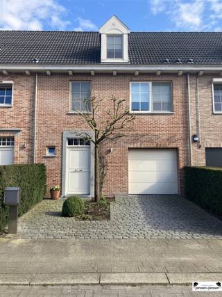 Bienvenue dans cette belle maison à Zwijndrecht, où le confort et le style sont réunis. Avec une surface habitable de 145 m² sur un terrain de 218...