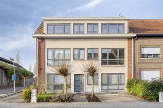 Gunstig gelegen en comfortabel 2-slaapkamer appartement. In kleinschalig gebouw zonder vaste maandlasten 2-slpk appartement bestaande uit inkomhal,...