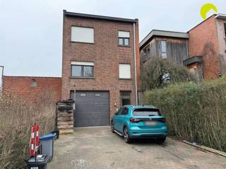 Gelegen achteraan het gebouw aan de Liersesteenweg 242 en bereikbaar via de Kaphaanlei, wordt één staanplaats te huur aangeboden.De huurprijs...