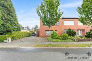 <p><span>Charmante halfopen bebouwing in het centrum van Tessenderlo</span></p><p><span>Deze verzorgde halfopen bebouwing is ideaal gelegen in het centrum van Tessenderlo, op wandelafstand van winkels, scholen en openbaar vervoer. Dankzij de vlotte verbindingen naar omliggende gemeenten en belangrijke invalswegen geniet u hier van een uitstekende bereikbaarheid gecombineerd met een rustige woonomgeving.</span></p><p><span>We betreden de woning via de inkomhal met gastentoilet. Van hieruit komen we in de ruime en lichtrijke leefruimte, waar de grote raampartijen zorgen voor een aangename natuurlijke lichtinval en een open gevoel. Aansluitend bevindt zich de keuken, die een mooi uitzicht biedt op de tuin. Verder beschikt het gelijkvloers over een praktische berging.</span></p><p><span>Op de eerste verdieping vinden we 3 comfortabele slaapkamers en een verzorgde badkamer, waardoor de woning perfect geschikt is voor gezinnen.</span></p><p><span>Buiten wacht een prachtige, volledig omheinde tuin waar rust en privacy centraal staan. Hier kunt u in alle discretie genieten van het verwarmde zwembad en het groene karakter van het perceel. De tuin vormt een ideale plek om te ontspannen, te spelen of gezellige momenten door te brengen met familie en vrienden.</span></p><p><span> </span></p><p><span>Extra troeven: </span></p><p><span>- Garage met automatische poort</span></p><p><span>- Uitstekende privacy </span></p><p><span>- Rolluiken</span></p><p><span>- Gunstig EPC-score </span></p><p><span>- Centrale ligging </span></p><p><span> </span></p><p><span>Bent u op zoek naar een instapklare gezinswoning met zwembad, veel privacy en een toplocatie in Tessenderlo? Dan is deze woning zeker een bezoek waard.</span></p>