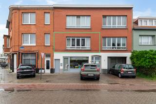 Instapklaar appartement in kleinschalig gebouw om de hoek van de Villerslei. Het appartement werd 5 jaar geleden vernieuwd. Inkomhal, woonkamer met veel lichtinval, keuken met toegang naar overdekt terras, 2 slaapkamers, waarbij de achterste slaapkamer via de voorste toegankelijk is, badkamer (ligbad, wastafel en toilet), ruime berging/dressing, aparte wasplaats. Stedenbouwkundige informatie in aanvraag.