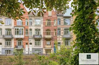 Neoclassicistische rijwoning, gelegen op een absolute toplocatie aan de buitenzijde in Brugge. De ligging aan de rand van de Brugse Vesten zorgt ervoor dat de levendigheid van het stadsleven perfect combineert met het groene karakter van de omgeving en daar bovenop een vlotte verbinding naar de autostrade. Het huis dateert van begin de jaren 1900 en kan mits een doordachte renovatie zijn volledige grandeur terug krijgen. Een prachtige gevel in samenspel met de hoge plafonds en veel lichtinval zullen u absoluut verbazen.<br /><br />Samenstelling: <br />Het gelijkvloers omvat op vandaag het volledige leefgedeelte, salon - eetplaats - keuken met aansluitende wasplaats - het terras en de tuin met berging. Tevens vindt u hier ook een bijkomende berging onder de trap. <br />Op het eerste verdiep (het bel-étage niveau) vinden we op vandaag 2 slaapkamers waarvan 1 met terras aan de tuinzijde en 1 met een balkon en prachtig uitzicht op de Vesten. Dit verdiep zou een adembenemende woonruimte kunnen worden. <br />Op het tweede verdiep is de badkamer en een 3de slaapkamer. <br />Het derde verdiep bestaat uit de 4de en 5de slaapkamer. <br />Via een vaste trap bereiken we de ruime zolder.<br /><br />Dit is het ideale project voor wie droomt van een historische en karaktervolle woning in Brugge, met ruimte, licht en een uitzonderlijke locatie.<br /><br />Neem contact met me op voor al uw vragen of om een vrijblijvend en persoonlijk bezoek ter plaatse vast te leggen (7 dagen op 7): 0478 93 72 00 of maxime@maelsteen.be