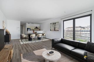 <p><span>Op een boogscheut van het bruisende Eilandje en het historische stadscentrum bevindt zich dit instapklare appartement. Dankzij de hoekligging geniet je hier van een overvloed aan natuurlijk licht en een open, uitgestrekt zicht over de omgeving. Met een bus- en tramhalte vlak voor de deur is dit bovendien een ideale uitvalsbasis voor wie zich vlot met het openbaar vervoer wil verplaatsen. Ook fietsers zitten hier goed, met verschillende velo-stations in de nabije omgeving.</span></p><p><span>Het appartement maakt deel uit van een goed onderhouden gebouw uit 2009 met in totaal zes verdiepingen. De vaste kosten bedragen ongeveer €100 per maand en er zijn aparte meters voor gas, water en elektriciteit. Met een gunstige EPC-score B en een verzorgde afwerking is het appartement volledig instapklaar.</span></p><p><span>Via de veiligheidsdeur kom je binnen in de inkomhal. Een centrale gang verbindt alle ruimtes in het appartement. De eerste slaapkamer van 15 m² beschikt over een aangrenzende badkamer van 4 m², uitgerust met ligbad/douche en lavabo. Tegenover de tweede slaapkamer (11 m²) bevindt zich een aparte douchekamer. Het toilet is apart.</span></p><p><span>Op het einde van de gang kom je in de lichtrijke leefruimte met open, volledig uitgeruste keuken, samen goed voor een royale oppervlakte van maar liefst 44 m². Via een schuifdeur heb je toegang tot het oost-georiënteerde terras (5 m²), waar je kan genieten van een open zicht over de De Leien. Tot slot beschikt het appartement nog over een praktische berging/wasplaats.</span></p><p><span>Een ondergrondse autostaanplaats is optioneel aan te kopen aan €25.000.</span></p><p><span>Ben je op zoek naar een instapklaar appartement in hartje Antwerpen? Mis deze kans niet! Bewoonbare opp. 100 m² ref.: bruto vloeropp. EPC-certificaat. Voor meer info of een gratis schatting surf naar </span><span><span>www.hansimmo.be</span></span></p><p><span> </span></p>