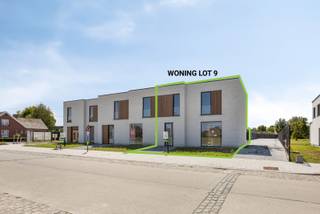 <span><span>Residentieel wonen in het landelijke Jonkershove (deelgemeente van Houthulst) waarbij iedere woning voorzien is van een ruim bijgebouw van ca. 40 m² (dubbele garage/loods). <br /><br /><strong>TRYCKEGOED</strong> is een kleinschalig en uiterst energiezuinig nieuwbouwproject bestaande uit <strong>10 woningen</strong>. Drie woningen langs de Mgr. Schottestraat en 7 gekoppelde woningen langs de Bosdreef. Alle woningen worden opgeleverd met 3 ruime slaapkamers, parkeergelegenheid voor de woning en gekoppeld aan een erg ruime garage/loods (tot 40m²) die ook als werk/berg ruimte kan dienst doen. De bijgebouwen kunnen langs achteren via een afzonderlijke toegang bereikt worden. Een deur in het bijgebouw koppelt deze met de tuin van iedere woning. </span></span><br /><br /><span><span><strong>Comfort, energiezuinigheid en kwaliteit zijn de eigenschappen van deze kleinschalige realisatie.</strong><br /><br />Tijdens de ontwerpfase werd veel aandacht geschonken aan enerzijds de <strong>energiezuinigheid</strong> </span></span><span><span>(reeds eerste <strong>e-peil bekend van -15 </strong>!!! )</span></span> <span><span>en anderzijds het <strong>wooncomfort </strong>van de bewoners:</span></span>
<ul>
<li><strong><span><span>Praktische indeling;</span></span></strong></li>
<li><strong><span><span>Veel lichtinval;</span></span></strong></li>
<li><span><span><strong>Handige en ruim bijgebouw</strong> (dubbele garage/loods);</span></span></li>
<li><span><span>Regenwaterput van <strong>10.000L per woning</strong>; </span></span></li>
</ul>
<span><span>Op deze manier is het zowel binnen als buiten aangenaam vertoeven in deze woningen.<br /><br /><strong><u>Indeling:</u></strong> Mooie inkom met gastentoilet, open leefruimte met open keuken gekoppeld aan een erg ruime keukenberging. Op eerste verdiep beschikt de woning over 3 zeer ruime slaapkamers, een badkamer (inloopdouche, dubbele lavabo en mogelijkheid voor een bad) en afzonderlijk toilet op de gang. <br /><br /><strong><u>Wat maakt TRYCKEGOED uniek:</u></strong></span></span>
<ul>
<li><span><span>Beter dan BEN (E4 tot E20) -> 100% korting op onroerende voorheffing voor 5 jaar en S23 tot S28 (afhankelijk van type woning);</span></span></li>
<li><span><span>Aluminium buitenschrijnwerk;</span></span></li>
<li><span><span>Energiezuinig project (vloerverwarming met <strong>warmtepomp (l/w), 8 zonnepanelen per woning</strong>, warmtepomp met ingebouwde boiler voor sanitair warm water,…);</span></span></li>
<li><span><span>Ventilatiesysteem D; </span></span></li>
<li><span><span><strong>Kleinschalig project</strong>;</span></span></li>
<li><span><span><strong>Rustige ligging</strong>;</span></span></li>
<li><span><span>Kwalitatieve architectuur en materiaalkeuze;</span></span></li>
<li><span><span><strong>Uniek concept met ruime dubbele garages/loodsen</strong> gekoppeld aan woning;</span></span></li>
<li><span><span>...</span></span></li>
</ul>
<span><span><em>De oplevering van dit nieuwbouwproject is voorzien midden tot eind 2025.<br /><br />Prijs garage op aanvraag (dient mee aangekocht te worden per woning).</em><br /><br />Dit is een realisatie van Marc Demeulenaere. Wie reeds gebouwd heeft met deze bouwheer, weet dat we hier spreken van een zeer kwalitatieve opdrachtgever met oog voor kwaliteit en degelijkheid. U ziet onmiddellijk aan de werf dat dit project een goede opvolging geniet. <br /><br /><strong>Bent u op zoek naar een prachtige nieuwbouw als eigen woning of een goede investering met gegarandeerd rendement? Plan dan snel uw afspraak! Contacteer ons op het nummer 051 50 11 51 of via diksmuide@diksimmo.be.</strong></span></span>