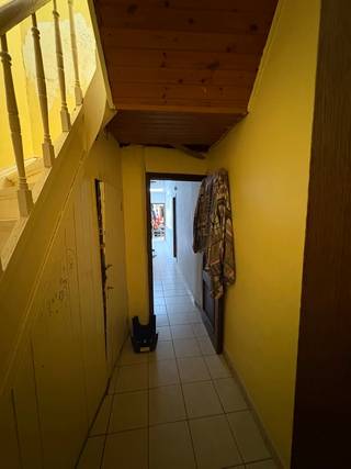 <p><strong>Ruime woning met 6 slaapkamers en handelsruimte in Genk </strong></p>
<p>Dit veelzijdige pand ligt centraal en commercieel aantrekkelijk nabij de Nieuwe Kempen in Genk, vlak bij de grens met Houthalen-Oost. Het combineert een handelsruimte op het gelijkvloers met een ruime woning met liefst 6 slaapkamers en een tuin.</p>
<p><strong>Commerciële ruimte:</strong> verhuurd €500 per maand, met een eigen ingang. Bruto oppervlakte van 44 m² (volgens EPC). Momenteel in gebruik als pizzeria.</p>
<p><strong>Woning:</strong> bruto oppervlakte van 203 m² (volgens EPC), ingedeeld als volgt:<br />Gelijkvloers: inkomhal, woonkamer, keuken, badkamer en berging<br />1ste verdieping: nachthal en 3 slaapkamers<br />2de verdieping: nachthal en 3 slaapkamers</p>
<p><strong>Buitenruimte:</strong> tuin met mogelijkheid tot parkeren, bereikbaar via een erfdienstbaarheid.</p>
<p><strong>Troeven:</strong></p>
<ul>
<li>Interessant als opbrengsteigendom: <strong>extra huurgarantie</strong> – de huidige eigenaar kan de woning terughuren (€ 750/maand)</li>
<li>Centrale, commerciële ligging</li>
<li>Vlot bereikbaar richting Genk, Houthalen en de E314</li>
<li>Veel ruimte en mogelijkheden</li>
<li>Totale maandhuur €1250, jaarhuur €15.000</li>
</ul>
<p><br />Handelsruimte: EPC-label C <br />Woning: 435 kWh/m²/jaar – label E</p>
<p><strong>Kenmerken:</strong> woonoppervlakte 247 m² · perceel 604 m² · 1 badkamer · gesloten bebouwing · bouwjaar tussen 1919 en 1930 · centrale en individuele verwarming (gas en lucht-warmtepomp) · radiatoren en warme lucht · PVC- en houten schrijnwerk met dubbele, superisolerende beglazing · elektrische boiler en doorstromer op cv · airconditioning.<br />Voor meer info kan u mailen naar info@immo-bosmans.be</p>