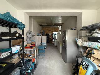 In het hart van Diepenbeek-centrum bevindt zich dit handelspand met volledig gerenoveerde woongelegenheid, een perfecte combinatie van werken en wonen op één locatie.<br /><br />Het gelijkvloers omvat een handelsruimte van ca. 55 m², ideaal voor een winkel, kantoor of vrij beroep. Dankzij de centrale ligging aan de levendige Dorpsstraat geniet u van uitstekende zichtbaarheid en passage.<br /><br />De bovenliggende woongelegenheid (ca. 127 m²) werd recent volledig vernieuwd met oog voor comfort en energiezuinigheid. Ze beschikt over een ruime leefruimte, ingerichte keuken, badkamer met douche, wastafel en toilet, en drie volwaardige slaapkamers. De hoge plafonds zorgen voor een lichte en open sfeer, terwijl het dakterras van ca. 12 m² extra buitenruimte biedt.<br /><br />Verder is de woning uitgerust met 10 zonnepanelen, rolluiken en een zolder voor bijkomende bergruimte.<br /><br />Troeven:<br />• Centrale ligging in het centrum van Diepenbeek<br />• Ca. 55 m² handelsruimte + 127 m² woonoppervlakte<br />• Volledig en recent gerenoveerd – instapklaar<br />• 3 slaapkamers, ruime leefruimte, keuken en badkamer<br />• Dakterras van ca. 12 m²<br />• Zonnepanelen (10x), driedubbele beglazing en rolluiken<br />• Hoge plafonds en zolderruimte <br />• Er bestaat de mogelijkheid om het aanpalende handelspand met dubbele straatligging (Dorpsstraat 1) mee aan te kopen. Zo creëert u extra ruimte en meerdere ontwikkelingsmogelijkheden<br /><br />Dit pand biedt een unieke kans voor wie werken en wonen wil combineren op een zichtbare, bereikbare en centrale locatie.<br /><br />Ligging:<br /><br />Dit pand bevindt zich pal in het centrum aan de Dorpsstraat 3 in Diepenbeek, op wandelafstand van winkels, horeca, scholen en openbaar vervoer. Dankzij de centrale ligging nabij de E313 is er bovendien een vlotte verbinding met omliggende gemeenten zoals Genk, Hasselt, Diepenbeek en Bilzen. Hierdoor combineert deze locatie lokale zichtbaarheid met regionale bereikbaarheid – een echte troef voor elke ondernemer.<br /><br />Algemene gegevens:<br />• Bouwjaar 1972<br />• 3 slaapkamers<br />• Perceeloppervlakte: 106 m²<br />• Bruikbare vloeroppervlakte: 234 m² (bron EPC-verslag).<br />• Verwarming: gas (radiatoren)<br />• EPC 202 kWh/m²jaar / Label C (UC 20251002-0003699708-RES-1) - geen renovatieplicht van toepassing<br />• Keuring elektrische installatie: conform<br />• Vergunning uitgereikt, Woongebied, Geen rechterlijke herstelmaatregel of bestuurlijke maatregel opgelegd, Geen voorkooprecht ruimtelijke ordening aanwezig, Geen verkavelingsvergunning<br />• Watertoets: P-score: A ; G-score: A<br />• Niet gelegen in watergevoelig openruimtegebied<br />• Maatregelenregister : Er zijn geen maatregelen op dit perceel