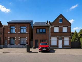 <p>In de levendige omgeving van de Steenweg op Gierle bevindt zich deze verrassend ruime en instapklare stadswoning, waar hedendaags comfort, energiezuinig wonen en een warme thuisbeleving samenkomen.<br /><br />Van zodra u binnenkomt, merkt u meteen de openheid en lichtinval die doorheen de woning aanwezig zijn. Het gelijkvloers werd ingericht als een gezellige leefruimte met open keuken, waar koken, tafelen en wonen moeiteloos in elkaar overvloeien. De moderne keuken met centraal eiland vormt zonder twijfel het hart van de woning en creëert een aangename verbinding met de eetplaats en zithoek achteraan.<br /><br />Dankzij de grote raampartijen geniet de leefruimte van een natuurlijke lichtinval en een mooi zicht op de diepe tuin, die extra potentieel biedt voor gezinnen, hobbyruimte, een loungehoek of toekomstige tuinbeleving. Het terras zorgt voor een aangename verbinding met buiten en creëert een plek om te ontspannen in alle rust.<br /><br />Op de eerste verdieping bevindt zich een ruime slaapkamer, een praktische berging/wasplaats en een verzorgde badkamer. De tweede verdieping werd ingericht als een volwaardige extra slaapkamer met dakraam en gezellige sfeer. Bovendien bestaat de mogelijkheid om een derde slaapkamer of extra bureau-/hobbyruimte te creëren, ideaal voor gezinnen, thuiswerkers of starters die willen meegroeien met hun woning.</p><p>U beschikt over een privatieve parkeerplaats vlak voor de woning en voor wie bijkomende parkeer- of opslagruimte wenst, zijn in de directe omgeving verschillende garageboxen beschikbaar. <br /><br />Ook technisch biedt deze woning belangrijke troeven:</p><ul><li>EPC B</li><li>conforme elektriciteit</li><li>14 zonnepanelen</li><li>instapklaar karakter</li><li>Airconditioning aanwezig</li><li>Privatieve parkeerplaats voor de woning</li><li>gunstige indeling over drie niveaus<br /> </li></ul><p>De ligging combineert bereikbaarheid met dagelijkse voorzieningen in de directe omgeving. Winkels, scholen, verbindingswegen en openbaar vervoer bevinden zich vlakbij, terwijl het centrum van Turnhout vlot bereikbaar blijft. Bovendien investeert de stad Turnhout de komende jaren verder in mobiliteit, leefbaarheid en kwalitatieve woonomgevingen, wat deze locatie extra interessant maakt naar de toekomst toe.<br /><br />Deze woning voelt niet aan als een klassieke rijwoning, maar als een warme gezinswoning met diepte, licht en potentieel — een plek waar men onmiddellijk thuis kan komen.<br /><br />Infoplicht:<br />Stedenbouw in aanvraag.<br />P-score: D, G-score: D. elektriciteitsattest is conform<br />Dit is geen aanbod, alle informatie is onder voorbehoud van vergissingen of wijzigingen. Oppervlaktes zijn indicatief. <br />Asbestattest beschikbaar dd. 28/04/2026 – beperkte vaststelling van een asbesthoudende golfplaat op het dak van het achtergelegen tuinhuis; in de woning zelf werden geen asbestmaterialen vastgesteld. </p>