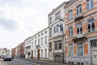 Deze karaktervolle herenwoning is gelegen in het centrum van Aalst en heeft een bewoonbare oppervlakte van maar liefst 305m2! Ze bestaat op...