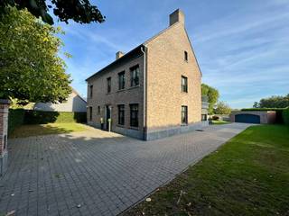 INDIEN U EEN BEZOEK WENST IN TE PLANNEN KAN U DIT AANVRAGEN VIA DE RODE KNOP OP WWW. HILLEWAERE.BE<br /><br />Deze ruime vrijstaande woning, gebouwd in 2008, ligt op een prachtig perceel van maar ca. 1000 m², met prachtig uitzicht op de achterliggende velden.<br /><br />Indeling: <br />Via de inkomhal met gastentoilet en mooie eiken trap kom je de woning binnen. Links bevindt zich een aparte bureauruimte, voorzien van aansluitingen voor telefoon, tv en internet. Ideaal voor wie thuis werkt.<br /><br />Rechts van de inkomhal kom je in de ruime woonkamer met open keuken en aansluitend de heerlijke veranda. Dit geheel vormt een aangename leefruimte met volop zicht op de tuin. De veranda is bovendien voorzien van elektrisch bediende zonnescreens, zodat je ook op zonnige dagen van deze extra leefruimte kan genieten.<br /><br />De keuken is volledig uitgerust met een combi-oven, oven, koelkast, inductie kookplaat, vaatwasser en dampkap. Aansluitend bevindt zich een praktische berging met aansluitingen voor wasmachine en droogkast. Ook een diepvriezer is hier al voorzien. Verder is er op het gelijkvloers nog een badkamer met douche, toilet en wastafel.<br /><br />Op de eerste verdieping bevinden zich vier slaapkamers. De masterbedroom beschikt bovendien over een ruim terras. De tweede badkamer is uitgerust met een ligbad, dubbele wastafel en toilet.<br /><br />Een extra troef is de ruime multifunctionele zolderverdieping. Deze biedt heel wat mogelijkheden en kan, afhankelijk van de noden, perfect dienst doen als extra slaapkamer(s), hobbyruimte, speelruimte of bergruimte.<br /><br />De zuidwestgerichte tuin is volledig omheind en geniet achteraan van een mooi, open uitzicht over de velden. Er is tevens een grote garage met sectionaalpoort.<br /><br />Bijzonderheden:<br />- Beschikbaar vanaf 1/1/2027<br />- Gordijnen aanwezig<br />- Zonnepanelen<br />- Alle kamers voorzien van aansluitingen voor tv en internet<br />- Vliegenhorren aan alle ramen op de eerste verdieping<br />- Elektrisch bediende zonneschermen aan de veranda en keuken<br />- Vloerverwarming op het gelijkvloers en in de badkamer op de eerste verdieping<br />- Regenwater voor de toiletten en wasmachine.