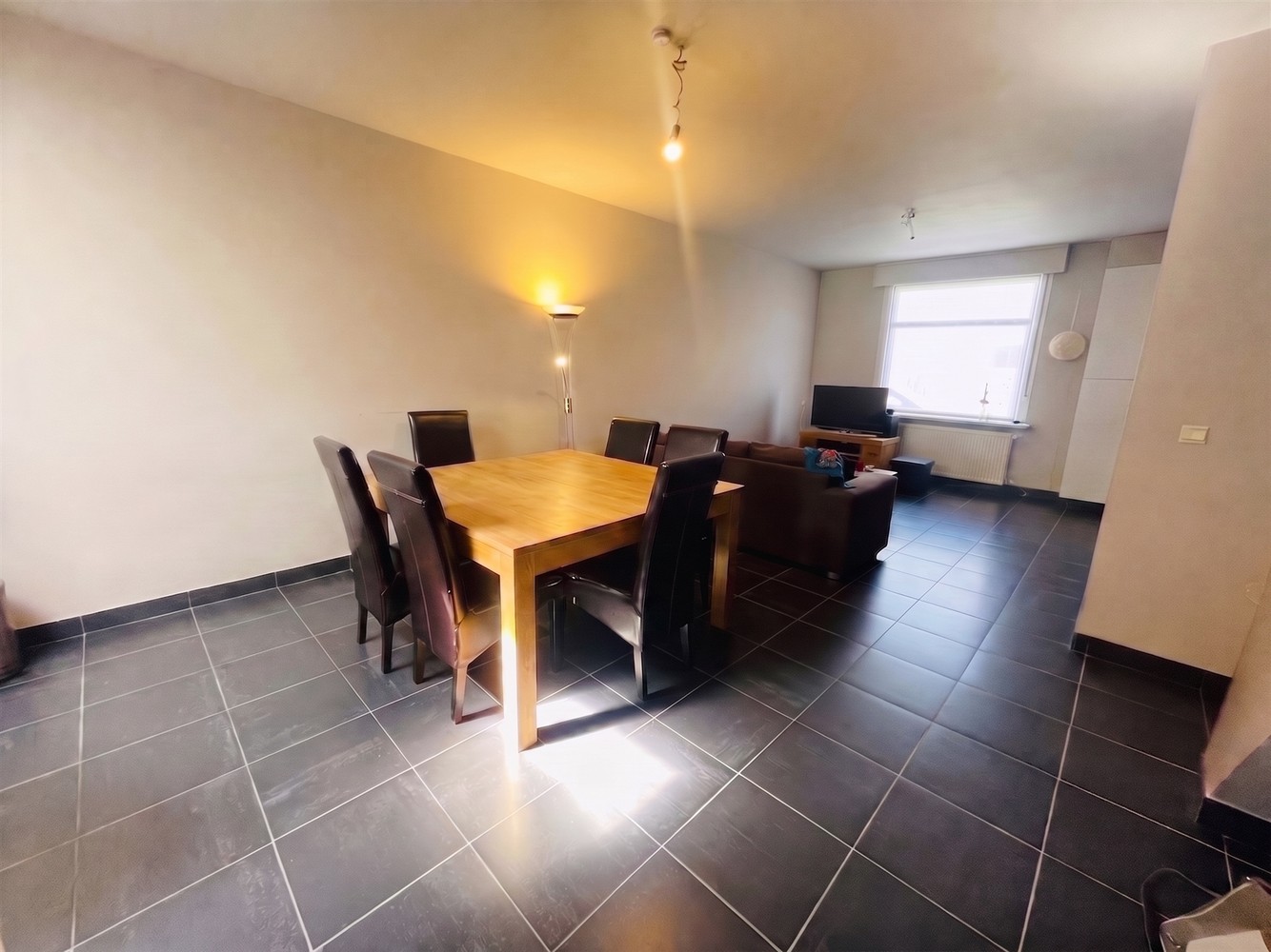 Assebroek, RUIME LICHTRIJKE INSTAPKLARE WONING met GROTE TUIN met  UITWEG+ OPRIT , mogelijkheid garage te bouwen,3 SLAAPKAMERS, Badkamer en douchekamer. - foto 5