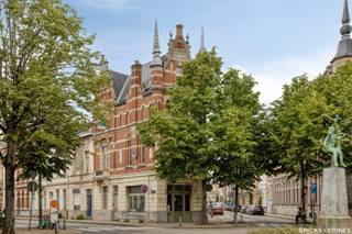 Located in a characterful corner building in the heart of vibrant Zurenborg, this fully renovated and exceptionally bright duplex apartment offers...