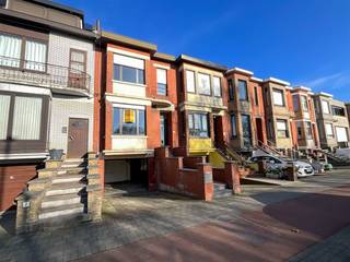 TOP GERENOVEERDE WONING TE MENEN. Op een zeer goede ligging nabij belangrijke invalswegen en diverse winkelcentra. Op het gelijkvloers hebben we...