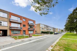 RUIM APPARTEMENT, rustig gelegen, in een kleinschalig gebouw op het GELIJKVLOERS.<br /><br />Indeling: inkom met gastentoilet, 2 bergingen, mooie leefruimte met keuken, badkamer met ligbad en 2 volwaardige slaapkamers. TERRAS voor- en achteraan, met genot van de tuin! Achteraan het gebouw is er bovendien een RUIME GARAGEBOX inclusief.<br />Het appartement is op te frissen, doch netjes onderhouden.<br />VOORDELEN: geen syndicuskosten, geen liftkosten, Atag condensatieketel, PVC RAMEN in dubbele beglazing & GOEDGEKEURDE ELEKTRICITEIT.<br />Deze eigendom kan zowel om te zelf te bewonen of als investering interessant zijn!<br /><br />Zonder renovatieplicht, energielabel C, 221 kWh/m² jaar UC 2357083