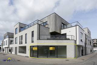 Op zoek naar een strategisch gelegen handelsruimte? Dit pand bevindt zich in het centrum van Baasrode, op wandelafstand van het dorpsplein en...