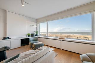 Ruim instapklaar appartement gelegen op de Zeedijk tussen het Lichttorenplein en het Albertplein. De residentie werd de afgelopen 2 jaar vernieuwd met nieuw buitenschrijnwerk, dak en inkomhallen alsook en nieuwe trapzalen, liften, verticale leidingen, tellers, CV's,...<br /><br />Indeling: inkomhal met vestiairekasten en gastentoilet, ruime leefruimte met eethoek en een gezellig salon met fantastisch zeezicht, half-open en volledig ingerichte keuken afgewerkt met tijdloze materialen. 1ste slaapkamer met dubbel bed en ingemaakte kasten, uitgevend op de area en voorzien van een extra lavabo. Slaapkamer 2 eveneens met dubbel bed, ingemaakte kasten en deurvenster openend op het terras achteraan. 3de slaapkamer 2 stapelbedden en een dubbele bureau-meubel, eveneens uitgevend op het terras achteraan. Badkamer met lavabo en inloopdouche. 2de badkamer met ligbad/douche, dubbele lavabo en een toilet. Zuidgericht terras over de volle breedte achteraan. <br /><br />Private kelder op de-1. Gemeenschappelijke fietsenberging via de zijstraat. <br /><br />Mogelijkheid tot de aankoop van een garagebox in de omgeving. <br /><br />EPC: 137 kWh/m² - UC: 3233153