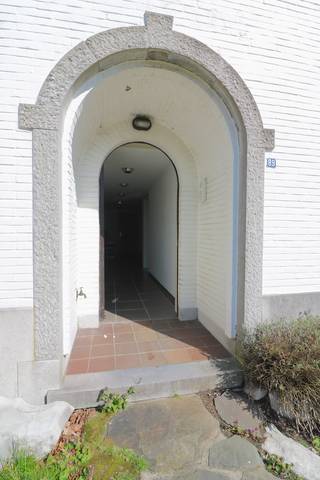 Bent u op zoek naar een professionele locatie voor uw praktijk of kantoor?
Dit instapklare handelspand biedt tal van mogelijkheden en is ideaal voor vrije beroepen, medische of paramedische praktijken, consultancy of kantooractiviteiten.
De bureau/praktijkruimte heeft een oppervlakte van 20m2.
Er zijn ook nog 2 andere ruimtes beschikbaar en het volledig pand met 3 praktijkruimtes, burelen kan ook in zijn geheel gehuurd worden.
Het pand beschikt over drie afzonderlijke praktijkruimtes of burelen, een gemeenschappelijke wachtruimte , een toilet, een kitchenette/berging.
Vooraan het gebouw bevindt zich 2 gemeenschappelijke parkeerplaatsen.
Het handelspand geniet van een centrale ligging en biedt een uitstekende zichtbaarheid, ideaal voor diverse handels- of dienstverlenende activiteiten.
Dankzij de vlotte bereikbaarheid en de ruime parkeergelegenheid in de directe omgeving is het pand gemakkelijk toegankelijk. Bovendien bevindt het zich op wandelafstand van het centrum van Eeklo.
Interesse in dit centraal gelegen handelspand? Stuur een e-mail naar verhuur@vastgoedunicum.be of bel naar Unicum 09/366 16 15.