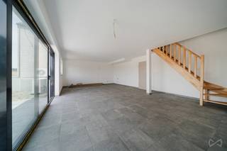 Contact : maxime.vandenabbeele@weinvest.be - 0494 05 23 55. À la recherche d'une maison neuve alliant confort, modernité et performance énergétique ? Dès le hall d'entrée, une habitation lumineuse aux volumes bien pensés vous attend. Le rez-de-chaussée propose un bel espace de vie ouvert réunissant salon, séjour et cuisine, dans une ambiance conviviale. Il dispose aussi d'un WC indépendant, d'un espace polyvalent (bureau, buanderie ou rangement) et d'un garage. À l'étage, trois belles chambres et deux salles d'eau offrent un agencement idéal pour une famille ou toute personne recherchant espace et praticité. Construite selon les standards actuels, cette maison bénéficie d'équipements performants : pompe à chaleur avec chauffage au sol, panneaux photovoltaïques, ventilation double flux et châssis à haut rendement, pour un excellent confort thermique et une maîtrise des  consommations. Déjà construite et prête à l'emploi, elle permet de profiter immédiatement des avantages du neuf, sans les contraintes de travaux. À proximité de Florennes et Philippeville, elle bénéficie d'un cadre calme et verdoyant, idéal pour qui recherche la tranquillité tout en restant proche des commodités. Une maison neuve, moderne et économe, pensée pour le confort et la sérénité au quotidien.<br />PEB A+, électricité conforme. <br />Son prix ? Faire offre à partir de 397.000€.<br />Annonce à titre indicatif et non contractuelle.