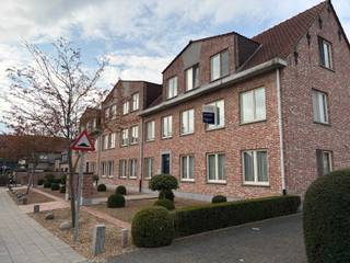 <p>Ruim appartement (106m²) op de 1e verdieping (met lift), gelegen in een verzorgde residentie in het centrum van Sint Lenaarts.</p>
<p>Het appartement ligt op wandelafstand van winkels, scholen en openbaar vervoer, wat zorgt voor een uitstekende locatie en bereikbaarheid.</p>
<p>Het appartement is opgericht in 2000, werd steeds <strong>goed onderhouden</strong> en heeft volgende indeling: verzorgde gemeenschappelijke traphal <strong>met LIFT</strong>, privé inkomhal met gastentoilet en ruimte voor een vestiaire, ruime woonkamer (36m²) met veel lichtinval, nachthal met toegang naar slaapkamer 1 (13,3m²), slaapkamer 2 (10,8m²), badkamer met douche, meubel en toilet. Achteraan de keuken ingericht met kasten en toestellen met aansluitend een berging met aansluiting wasmachine en boiler. Via de keuken toegang tot het ruim terras (24m²) grotendeels overdekt. Achter het gebouw twee garageboxen met poort. Deze <strong>dubbele garage is begrepen in de vraagprijs!</strong></p>