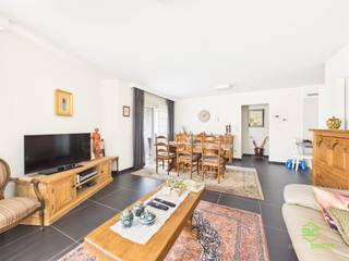 <p><span>Pal in het centrum, op wandelafstand van alle nodige voorzieningen, vinden we dit appartement terug op de eerste verdieping van een recente en goed onderhouden residentie. </span></p><p><span>Een bakker, postkantoor, horeca, supermarkt, apotheek, scholen, … zijn allemaal op wandelafstand gelegen. </span></p><p><span> </span></p><p><span>De residentie werd gebouwd in 2009 en afgewerkt met kwalitatieve materialen. </span></p><p><span>Het appartement beschikt over een EPC A en beschikt over een nieuwe verwarmingsketel uit 2024 alsook is de elektriciteit conform gekeurd. </span></p><p><span> </span></p><p><span>Via de gemeenschappelijke lift of de trap bereiken we de eerste verdieping waar dit appartement gelegen is. </span></p><p><span>Binnenkomen doen we in de inkomhal waar zich ook het apart toilet bevindt. De open leefruimte beschikt over een aangename lichtinval dankzij de grote ramen. Aan de voorzijde werd een terras voorzien, toegankelijk via het schuifraam in de woonkamer. De keuken is voorzien van de nodige toestellen en een extra zitmogelijkheid. Naast de keuken vinden we een handige berging terug met aansluiting voor de wasmachine.</span></p><p><span>De slaapkamer werd aan de achterkant ondergebracht en beschikt over een extra terrasje. De aanhorende badkamer is voorzien van een lavabomeubel en een handige inloopdouche. </span></p><p><span> </span></p><p><span>Achter het gebouw bevindt zich een private staanplaats. </span></p><p><span> </span></p><p><span>Momenteel wordt het appartement verhuurd. Contacteer ons kantoor voor meer info. </span></p><p><span> </span></p><p><span>Pluspunten:</span></p><p><span>- in het centrum</span></p><p><span>- ideaal startersapp</span></p><p><span>- incl staanplaats</span></p><p><span> </span></p><p><span>Gemeenschappelijke kosten: € 90/maand</span></p><p><span> </span></p><p><span>De vermelde bewoonbare oppervlakte is de netto-oppervlakte van het appartement.</span></p><p><span> </span></p><p><span>EPC GD:</span></p><p><span>Certificaatnr: 20250601-0003614501-GD-1</span></p><p><span>Datum: 01/06/2025</span></p><p><span>Geldig tot: 01/06/2035</span></p><p><span> </span></p>