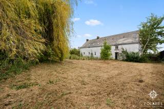 Vous recherchez une maison que vous pouvez aménager entièrement selon vos goûts et vos envies ? Cette maison à rénover située à Glabbeek (3380), sur un terrain de 12a 28ca, offre un grand potentiel pour les familles, les bricoleurs et les investisseurs.<br /><br />Au rez-de-chaussée, la maison se compose d'une cuisine, d'un séjour et d’un WC séparé. À l’étage, vous trouverez trois chambres ainsi qu’une salle de bains.<br /><br />Un atout majeur est l’ancienne écurie/espace de stockage située sur le côté gauche de la maison. Cet espace offre plusieurs possibilités et peut, sous réserve des permis nécessaires, être intégré au volume habitable existant. Cela pourrait par exemple servir d’espace de vie supplémentaire, d’atelier, de cabinet professionnel ou même d’unité de logement indépendante.<br /><br />À l’extérieur, un grand jardin se trouve à l’arrière de la maison, idéal pour ceux qui aiment passer du temps en plein air, jardiner ou simplement profiter du calme et de l’intimité.<br /><br />L’emplacement combine un cadre rural avec une bonne accessibilité. Depuis Glabbeek, Tienen et Diest sont facilement accessibles et la connexion à l’E314 permet également de rejoindre rapidement Louvain, Bruxelles et Hasselt.<br /><br />Une opportunité intéressante pour ceux qui n’ont pas peur d’un projet de rénovation et qui recherchent une maison offrant de l’espace, des possibilités et une situation avantageuse.<br /><br />Curieux de découvrir le potentiel de cette maison ? Contactez-nous pour plus d’informations ou pour organiser une visite sur place.