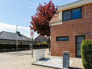 Deze halfopen woning verwelkomt je via een verzorgde inkomhal met apart gastentoilet. de inkomhal biedt directe toegang tot de badkamer, uitgerust met een enkele lavabo, een moderne inloopdouche en praktische kastruimte.<br /><br />Vanuit de hal kom je in de gezellige leefruimte, waar licht en ruimte centraal staan. Aansluitend bevindt zich een grote ruimte die als keuken kan ingericht worden. De keuken beschikt bovendien over een handige voorraadberging.<br /><br />Achteraan vind je een garage/bergruimte, wat zorgt voor extra comfort en opbergruimte.<br /><br />De trap in de leefruimte leidt naar de eerste verdieping, waar zich twee slaapkamers bevinden (11m³/13m²). Eén van de kamers is extra bijzonder dankzij de aanwezigheid van een mezzanine, perfect als bijkomende opbergruimte.<br /><br />Daarnaast beschikt de woning over een kelder, wat nog extra stockage mogelijk maakt.<br /><br />Buiten geniet je van een aangename, zuidwest georiënteerde tuin waar je volop kan profiteren van de zon. Het overdekte terras biedt een fijne plek om het hele jaar door te ontspannen.<br /><br />Troeven:<br />+ Leuke locatie in Broechem<br />+ Praktische indeling<br />+ Veel opbergruimte<br />+ Zuid georiënteerde tuin<br />+ Mooi gerenoveerd<br /><br />Interesse in dit tof appartement? Contacteer ons via 03 337 50 70 of info@vbvastgoed.be voor een afspraak ter plaatse of meer info.