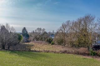 Exclusieve bouwgrond van 12a 72ca geschikt voor het bouwen van een villa.Groenzicht in combinatie met de nabijheid van invalswegen.Dankzij een hogere...