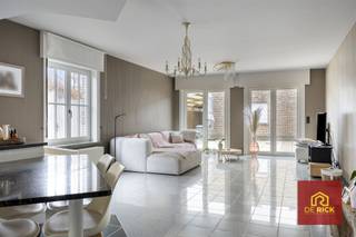 <p>Dit veelzijdige handelshuis met atelier en ruim magazijn is gelegen in het gezellige Meldert en biedt een uitzonderlijke combinatie van wonen en werken. Ideaal voor zelfstandigen of ondernemers die op zoek zijn naar ruimte, functionaliteit en comfort op één locatie.</p><p>Het pand is gelegen op een perceel van maar liefst 1.400 m² en beschikt over een totale bruikbare oppervlakte van ca. 436,5 m².<br />Extra troef van deze woning is dat er 34 zonnepanelen aanwezig zijn.</p><p>Gelijkvloers<br />Aan de straatzijde bevindt zich een polyvalente ruimte. Via de poort is er een vlotte toegang voor leveringen en materialen. De achterliggende binnenkoer geeft uit op een uitgestrekt magazijn.</p><p>Het woongedeelte op het gelijkvloers omvat een ruime inkomhal, een charmante en lichtrijke leefruimte, een volledig ingerichte keuken met ontbijthoek, een eerste badkamer met inloopdouche en lavabo, een apart toilet, een inpandige garage en een praktische kelder.</p><p>Eerste verdieping<br />Op de eerste verdieping bevinden zich vier volwaardige slaapkamers, een ruime nachthal met vaste trap naar de zolderverdieping en een tweede badkamer met ligbad, lavabo en toilet.</p><p>Zolderverdieping<br />De zolder biedt nog extra potentieel en kan ingericht worden als bijkomende slaapkamer, hobbyruimte of extra bergruimte.</p><p>Na ontvangst van de biedingen zal de verkoper beslissen of hij/zij de eigendom verkoopt aan het beste bod. De prijs is aldus niet bindend voor de verkoper.<br />Meer info op 053/70.23.67 of info@derick.be</p>