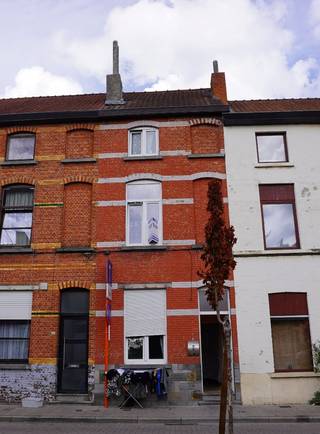 Mits wat aanpassingen maak je hier de mooiste woning in de buurt !<br />Suggesties : venster tussen living en keuken uithalen, schuifraam naar de koer, nieuwe keuken.<br />Slpk 1e achteraan veranderen in badkamer, trap naar zolder en deze inrichten naar 1-2 slpk. CV, momenteel enkel op glv, doortrekken naar alle verdiepingen.<br />Er is reeds dubbel glas en vernieuwde electro.<br />Vooraan aangenaam zicht op het speelpleintje. Alle scholen en supermarkten in de directe omgeving. <br />Ook volop geschikt voor de studerende jeugd. EPC is 371 of D : GEEN RENOVATIEPLICHT (maar je zal wél willen renoveren...)