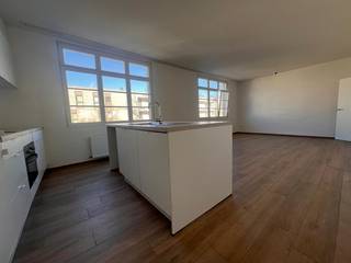 Gezellig appartement op centrale ligging nabij winkels, openbaar vervoer, verschillende scholen, invalswegen, ... .Gelegen op de tweede verdieping rechts. Lift aanwezig. Indeling; inkomhal met aparte gastentoilet, ruime woon- en eetkamer met volledig geïnstalleerde keuken, twee slaapkamers waarvan 1 toegang geeft tot terras en badkamer met douche en lavabomeubel. Centrale verwarming d.m.v. individuele hoogrendementsketel op gas. Afzonderlijke meters voor gas, water en elektriciteit. Mogelijkheid om gebruik te maken van gemeenschappelijke tuin achter het gebouw, gedeelde fietsenberging. Het gebouw is gelegen naast een prachtige Squarepark met een oud bomenbestand waar eveneens een Velostation (stadsfietsen) aanwezig is. Voor meer informatie of een plaatsbezoek kan u ons contacteren via info@batimmo-vastgoed.be