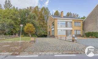 EERSTE BEZOEKDAG ZATERDAG 24/10 VANAF 09U30 tot 11U30 (enkel op afspraak!) <br /><br />BAMBRUGGE - Deze HOB in het landelijke Bambrugge is zeer centraal gelegen. Op de verbindingsweg tussen Zottegem en Aalst, vlakbij scholen, winkels en openbaar vervoer, op wandelafstand van het station van Burst en in de nabijheid van het op- en afrittencomplex E40.<br /><br />Wie op zoek is naar pand dat gezien moet worden is hier aan het juiste adres!<br />Deze woonst biedt heel wat mogelijkheden voor wie werken en wonen wil combineren.<br />Ook voor wie wil zorgwonen/kangoeroewonen zijn hier mogelijkheden.<br />Daarnaast is er ook voldoende ruimte voor wie graag dieren houdt ( totale perceel is maar liefst 32 are)<br /><br />Naar indeling toe bevindt zich op het gelijkvloers een inkomhal, een woonkamer, een keuken, 3 slaapkamers, een gastentoilet en een badkamer.<br />Op de verdieping vinden we nog eens dezelfde configuratie terug.<br />De ruime zolder biedt opties voor wie nog extra ruimte nodig heeft.<br />De woning is volledig onderkelderd en heeft 2 garages die multifunctioneel inzetbaar zijn.<br /><br />Extra troeven: uiterst centrale ligging, veel parkeergelegenheid, de zee van ruimte die deze eigendom biedt<br /><br />Bent u niet bang om de handen uit de mouwen te steken en is het potentieel van dit pand u niet ontgaan? Aarzel dan niet en maak snel een afspraak via 053/60.65.60<br /><br />EPC huisnummer 748: centrificaatnummer 20230412-0002862809-RES-1 - 291 kWh / (m²jaar) - label C.