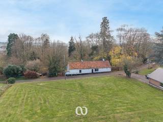 Ben je op zoek naar een hoeve op een prachtige ligging die je nog volledig naar eigen smaak kan renoveren? Dit is jouw kans.Deze woning bevindt zich...