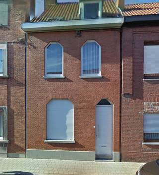 Vernieuwde rijwoning bestaande uit hal, gezellige living, aparte keuken, badkamer en toffe tuin! De verdieping omvat 2 slaapkamers en zolder werd volledig vernieuwd naar een 3de slaapkamer met annexe badkamer. Tevens droge kelder aanwezig. Goed gelegen in toffe buurt te Heule Watermolen!!!