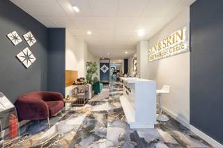 Commerciële ruimte van 134 m²Op een toplocatie in het commerciële hart van Merksem vind je dit ruime en vergunde handelspand (detailhandel). De...